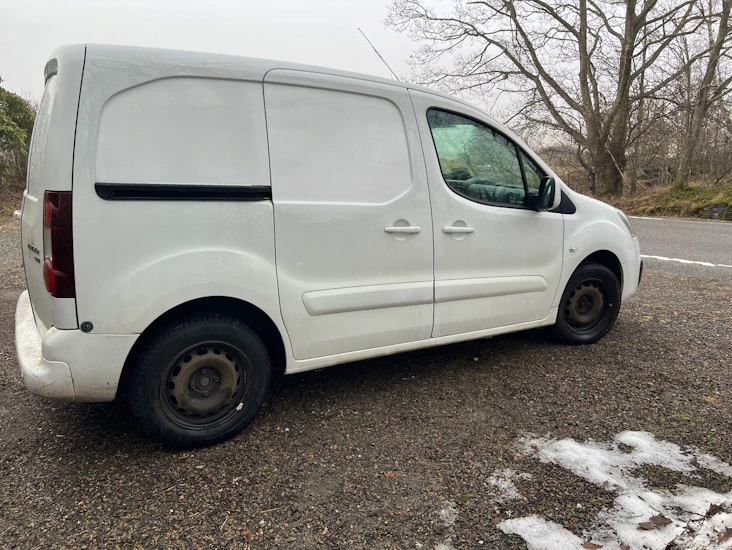 Smidig liten skåpbil med automatväxel