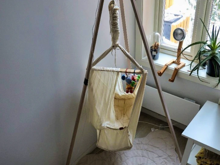 Slyngevugge med gulvstativ og dørkrok.
