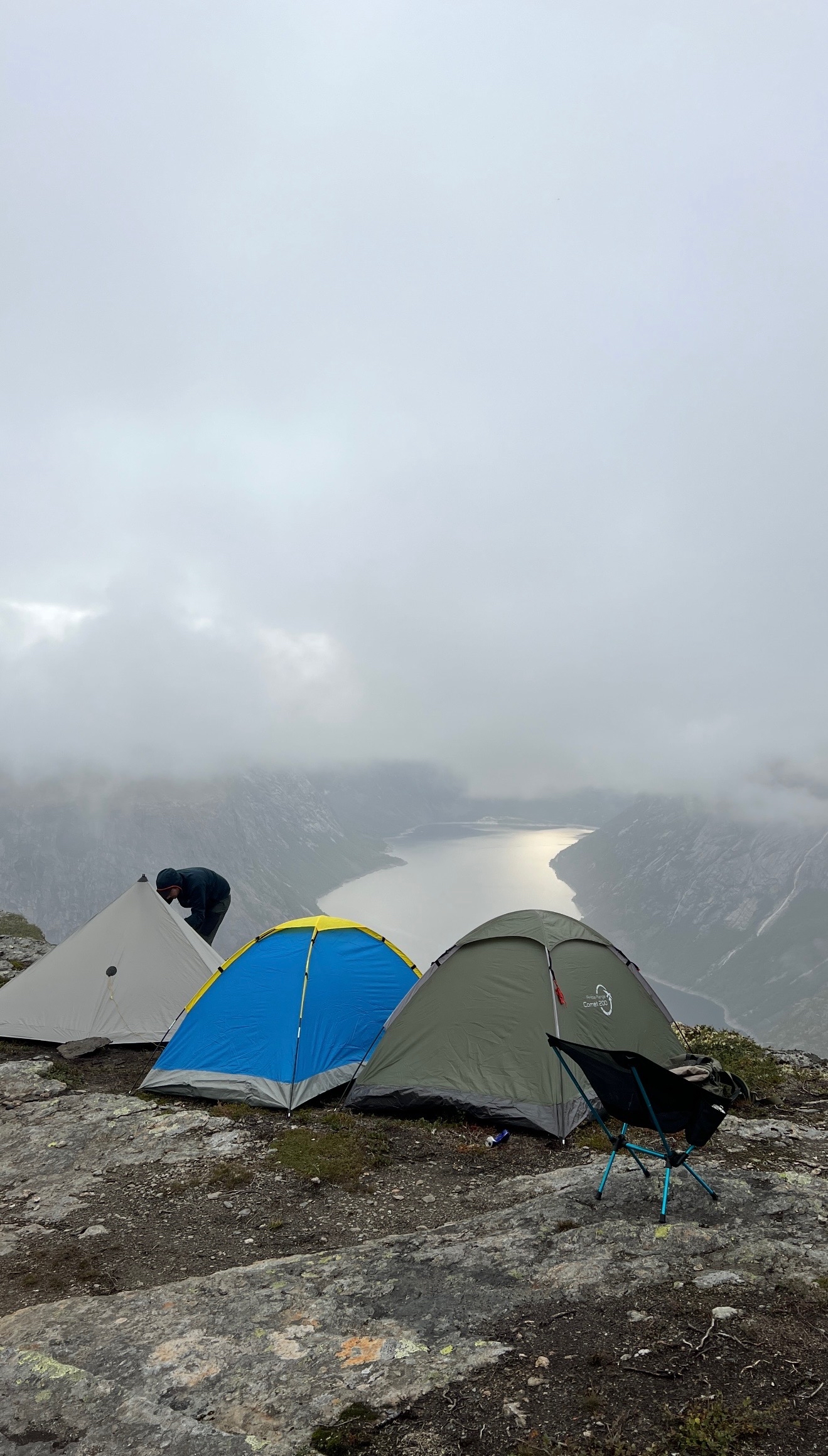 Lättmonterad kupoltält för 2 personer. 