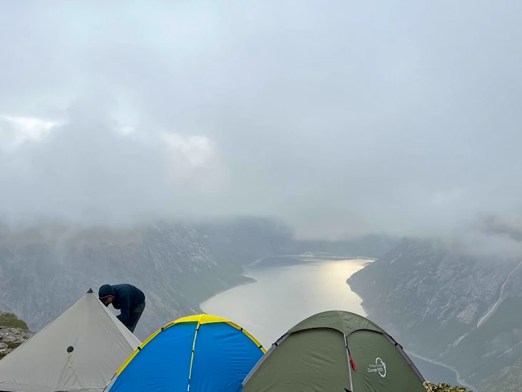 Lättmonterad kupoltält för 2 personer.