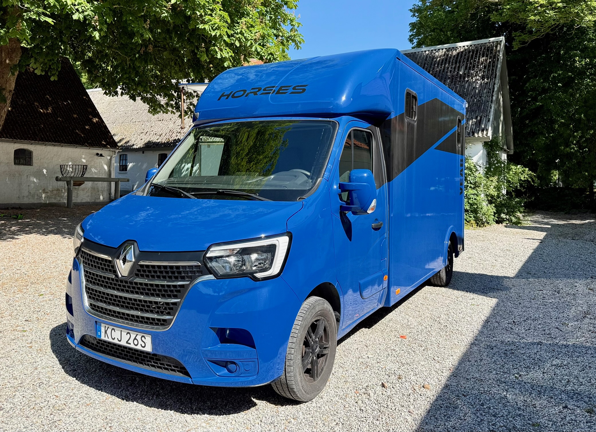Premium hästlastbil – renault master | b-körkort | 2 hästar