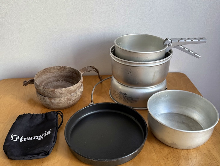 Trangia (kaasupoltin) + 2kpl kupilkan retkilautasia