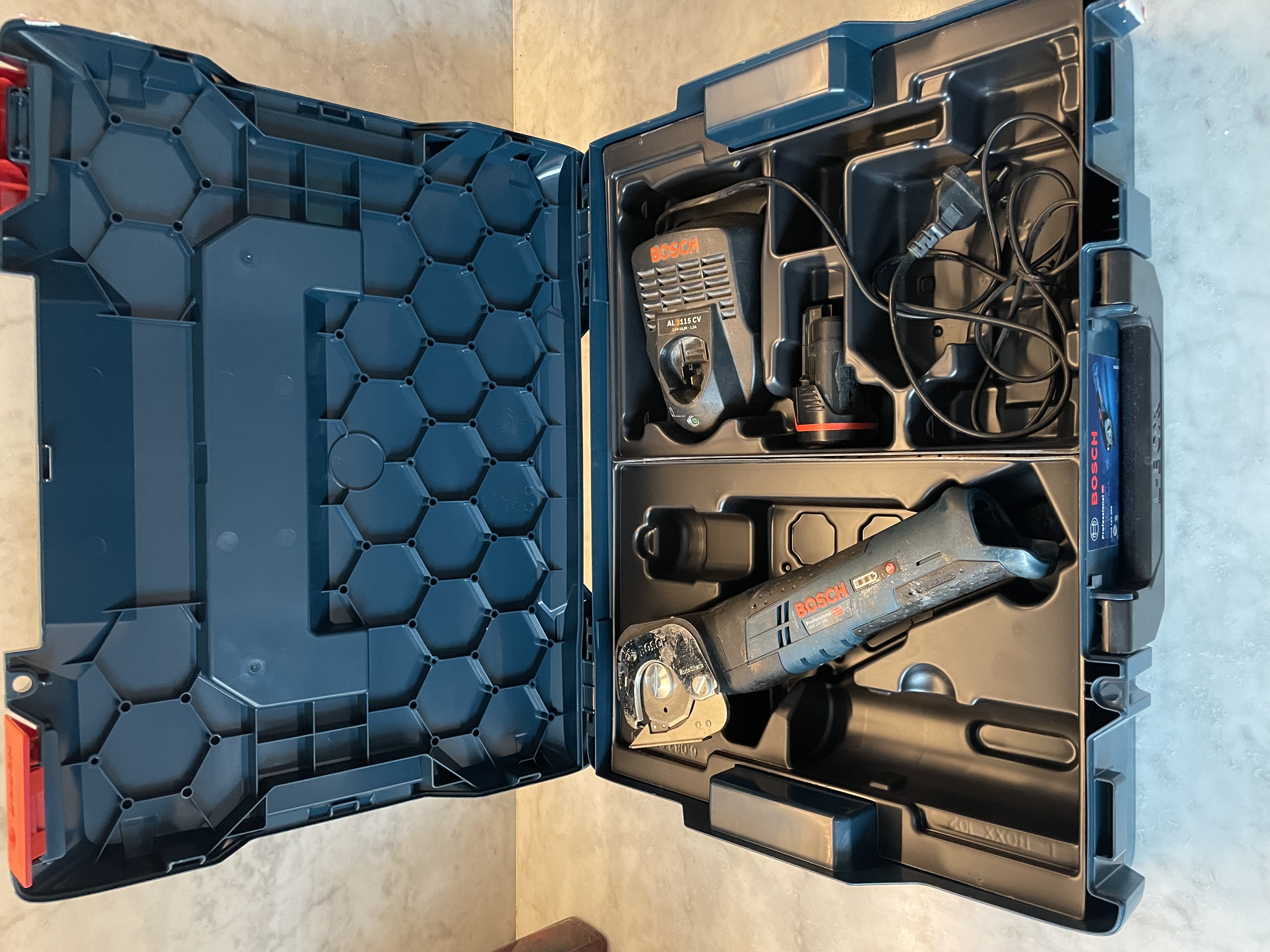 Bosch gus 12v-300 professional – batteridriven allsax för matta, pvc, kartong &