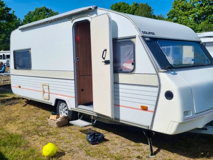 Husvagn med våningssängar + solceller + ac