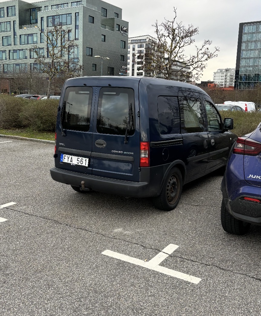 Skåpbil opel combo uthyres