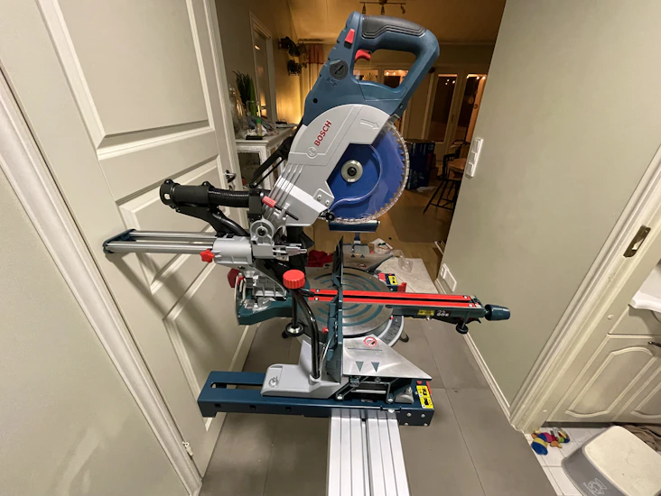 Boschin 18v katkaisu- ja jiirisaha jalustalla