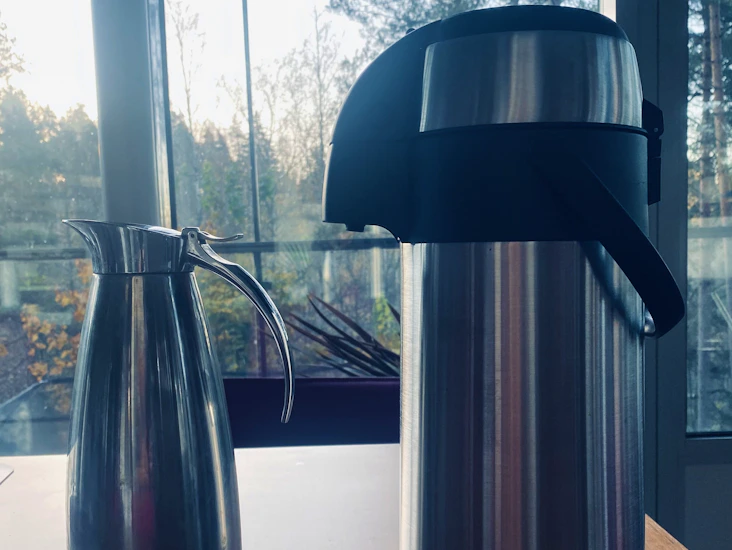 3 litran pumpputermos sekä 1litran termos