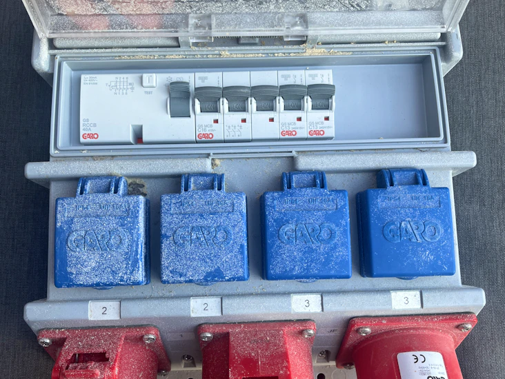 El väska 32a med 16a uttag