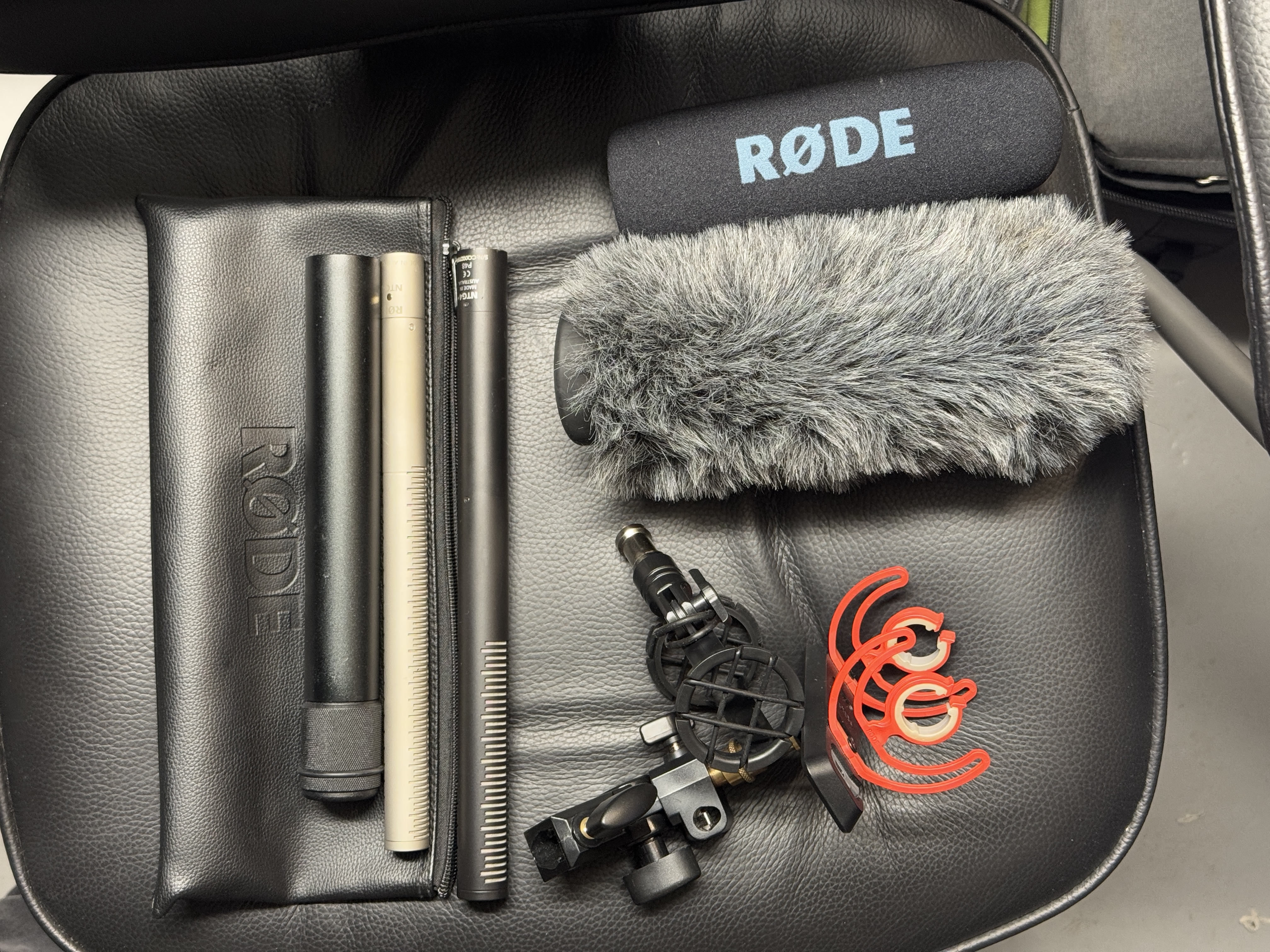 Rode ntg3 ja ntg4+ järeillä boom-jalustoilla tarvikkeineen