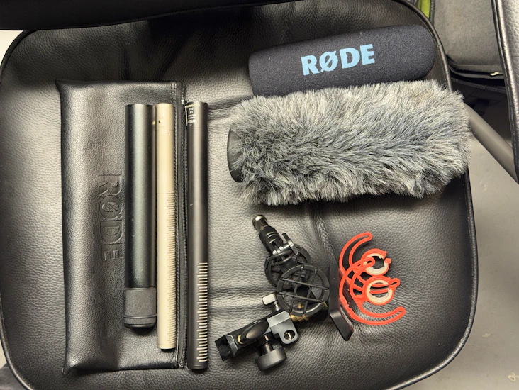 Rode ntg3 ja ntg4+ järeillä boom-jalustoilla tarvikkeineen