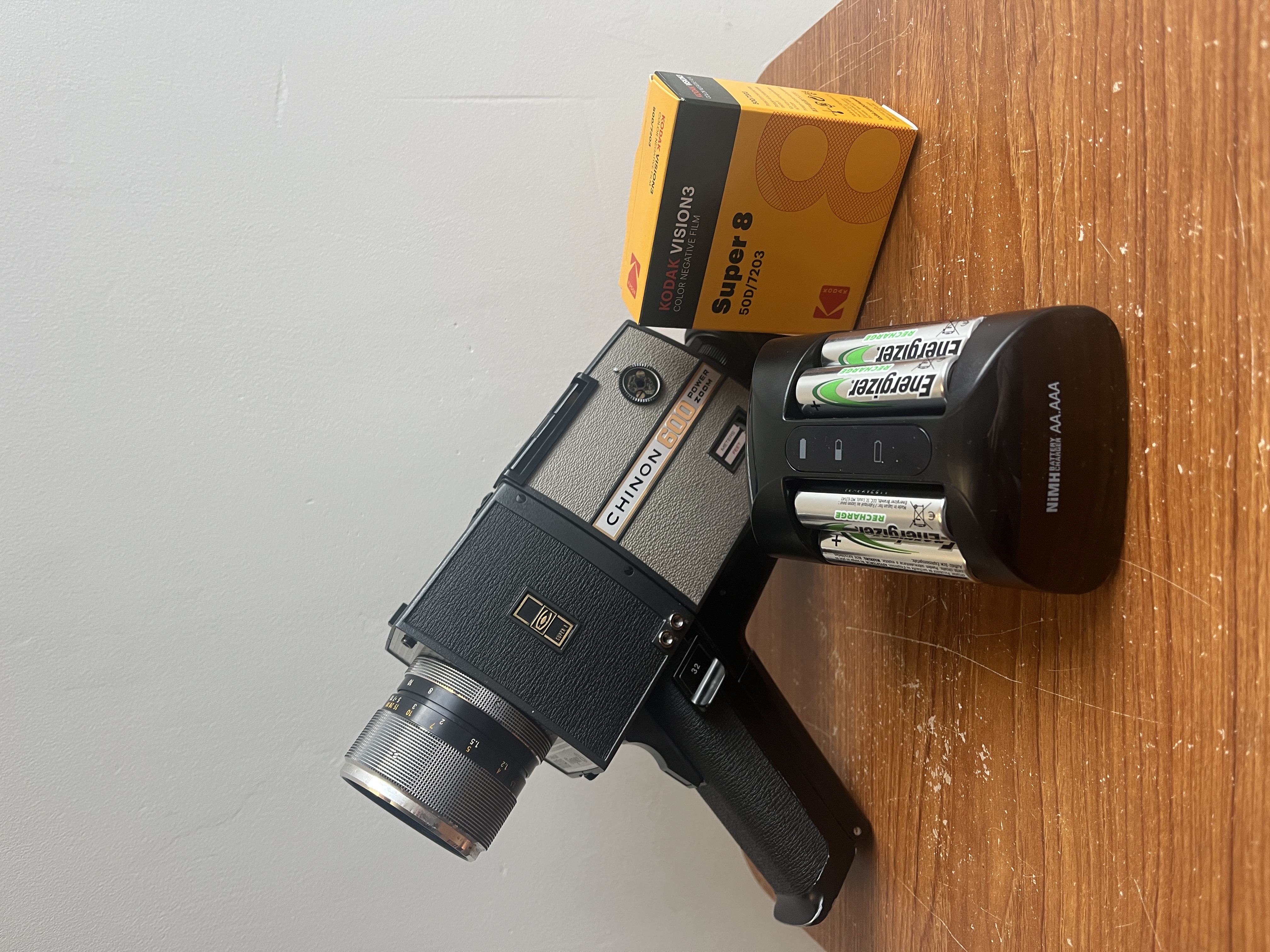 Chinon 600 super8 camera, 8~48mm lens + rechargeable batteries and charger 
