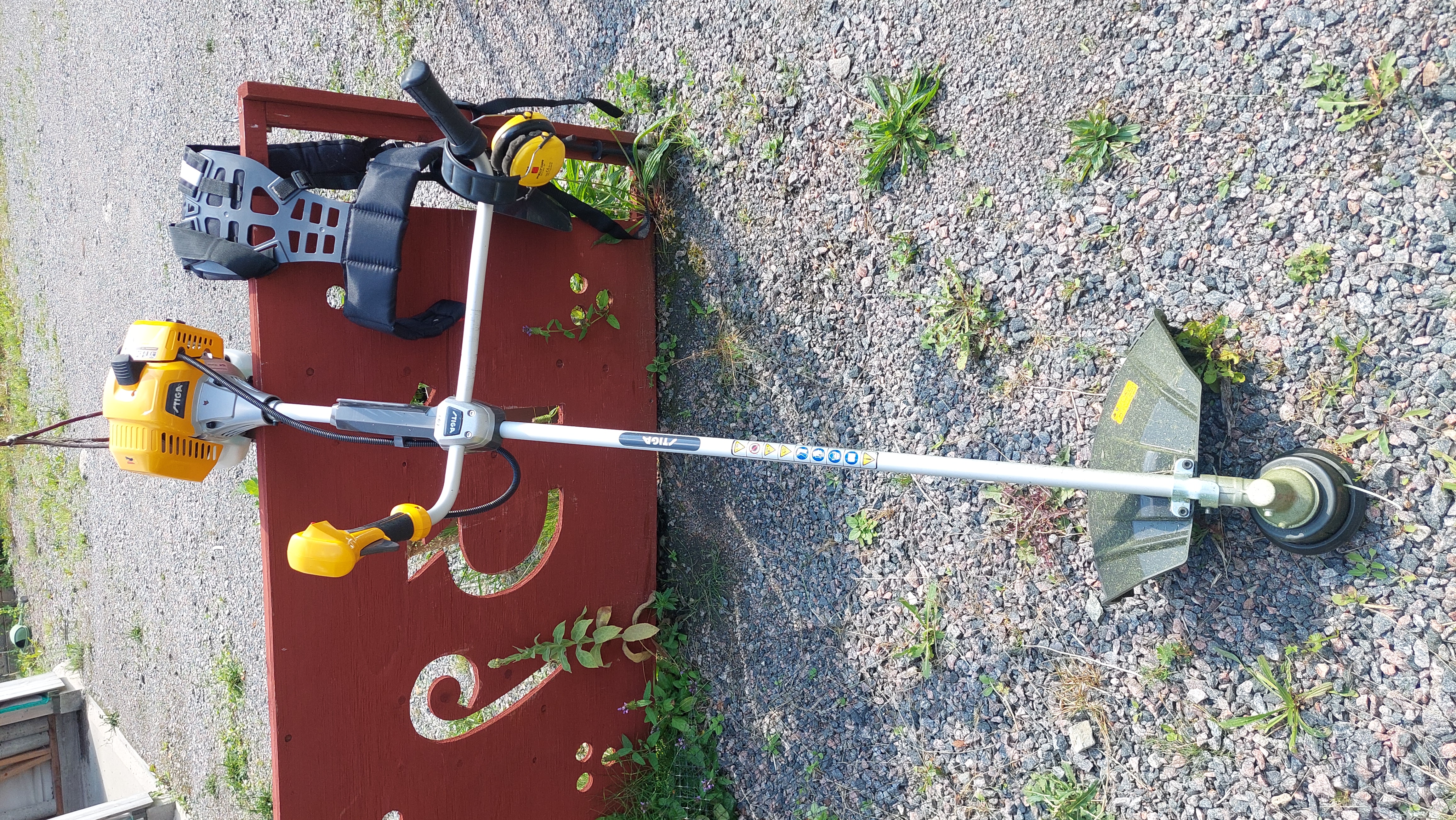 Töjsåg och trimmar stiga