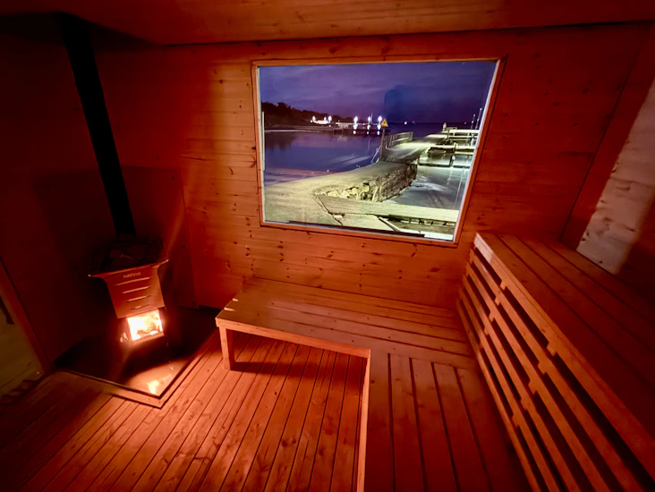 Mobil vedeldad 10p-bastu precis vid havet kampanj