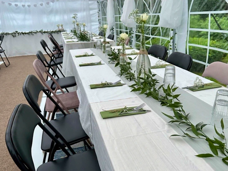 Pöydät ja tuolit juhliin