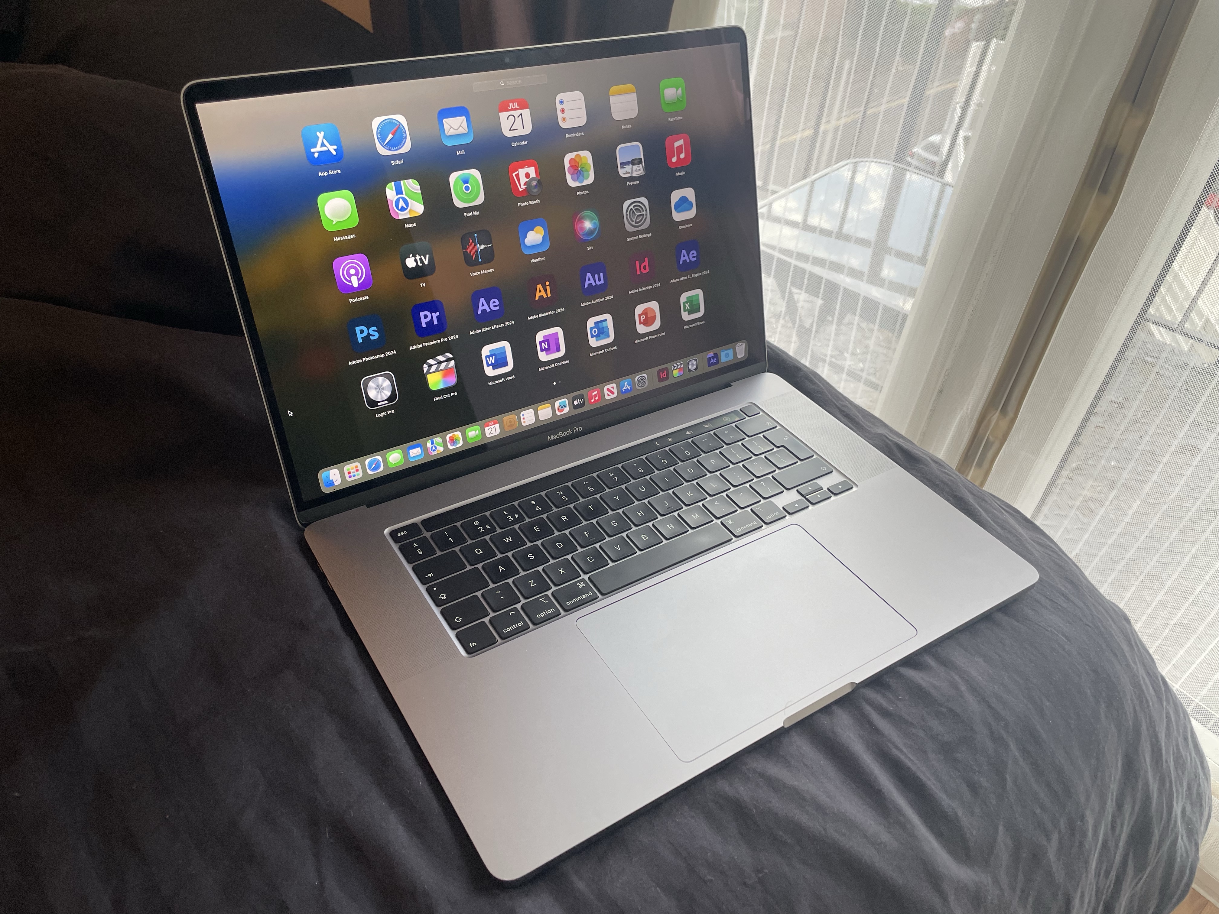 Macbook pro 16" 4.8ghz i9 32gb ram 500gb + adobe, final cut pro, logic pro, office