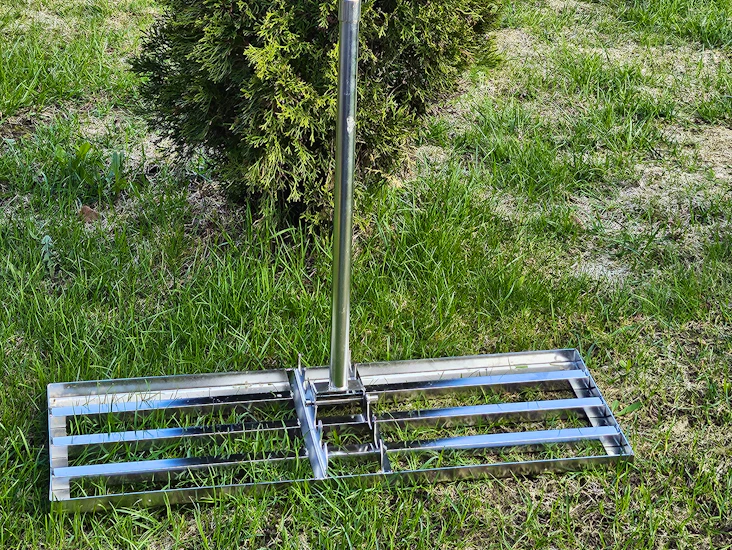 Manuaalinen maantasolaite nurmikon kaavin / lawn levelling tool