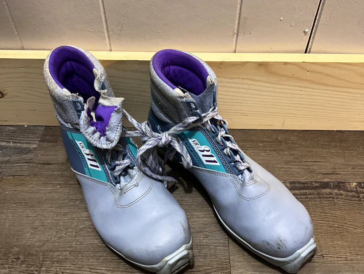 Euro 44 w12.5 m11 cross country ski boots