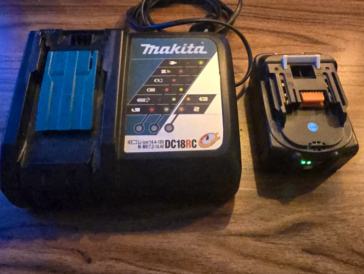 Makita snabbladdare dc18rc + 18v 5,0ah batteri