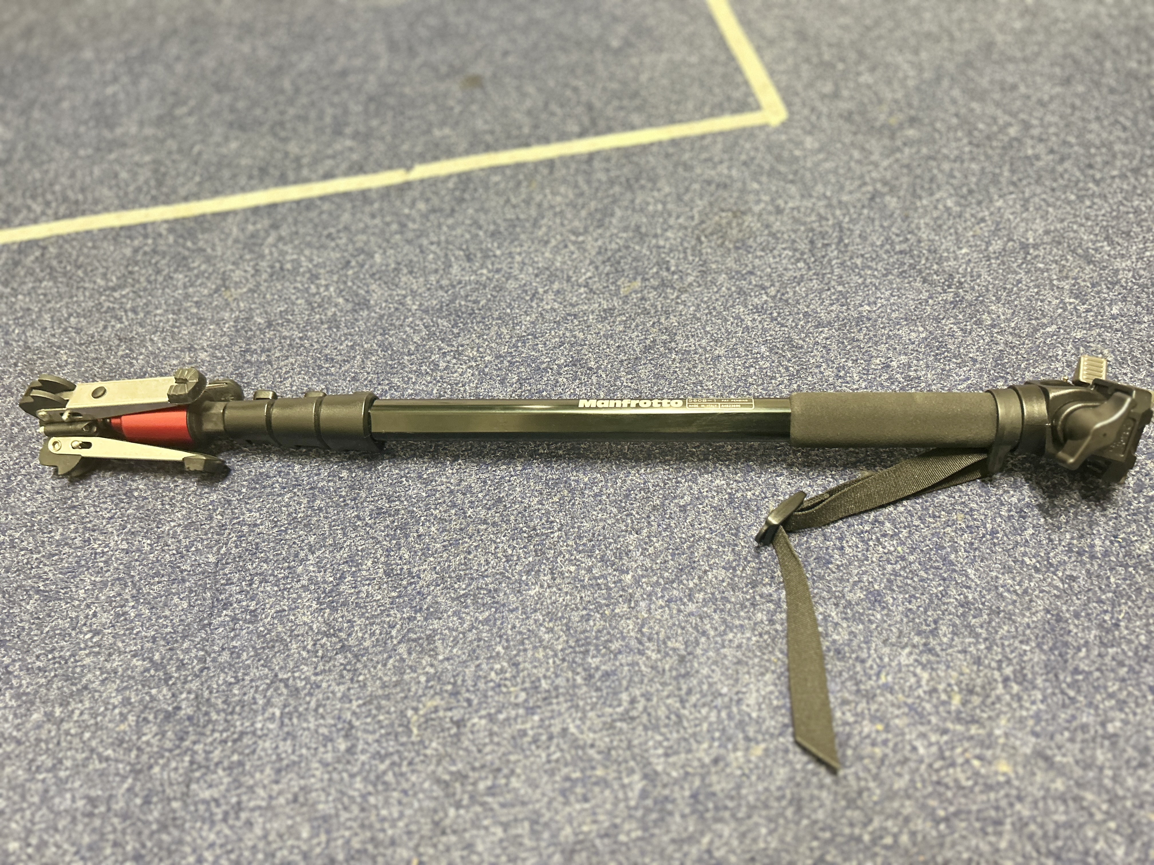 The manfrotto video monopod xpro+ is a 4-section aluminum support rod designed for cameras and videos, making it an ideal choice for photography accessories in content creation, videography, and vlogging.
