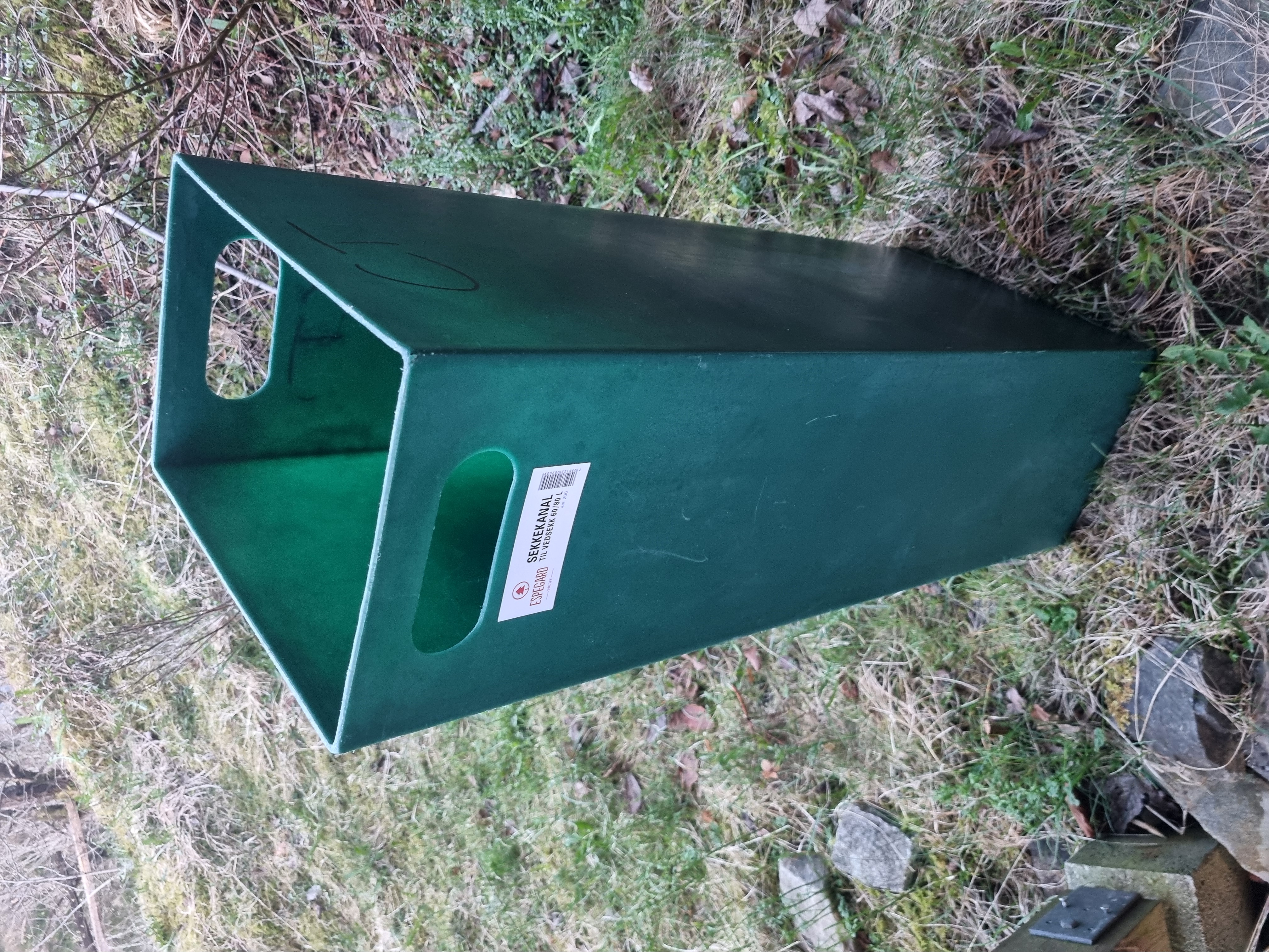 Espegard sekkekanal for vedsekker 60 og 80 liter.