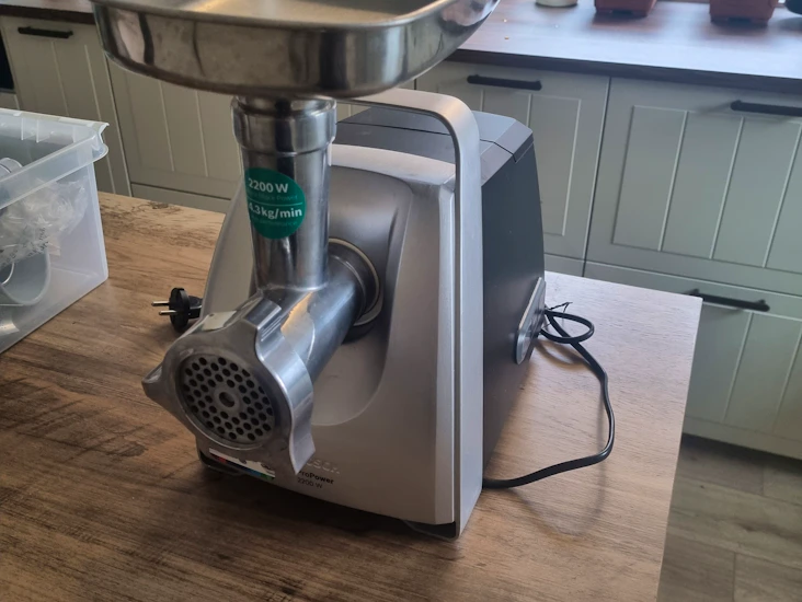 Köttkvarn / korvstoppare (elektrisk)