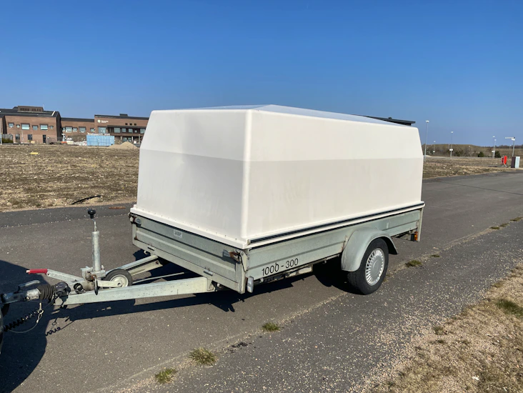 Långt släp med kåpa. 3 meter