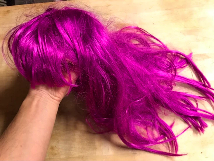 Flera olika peruker och huvudbonader, 1 av 4