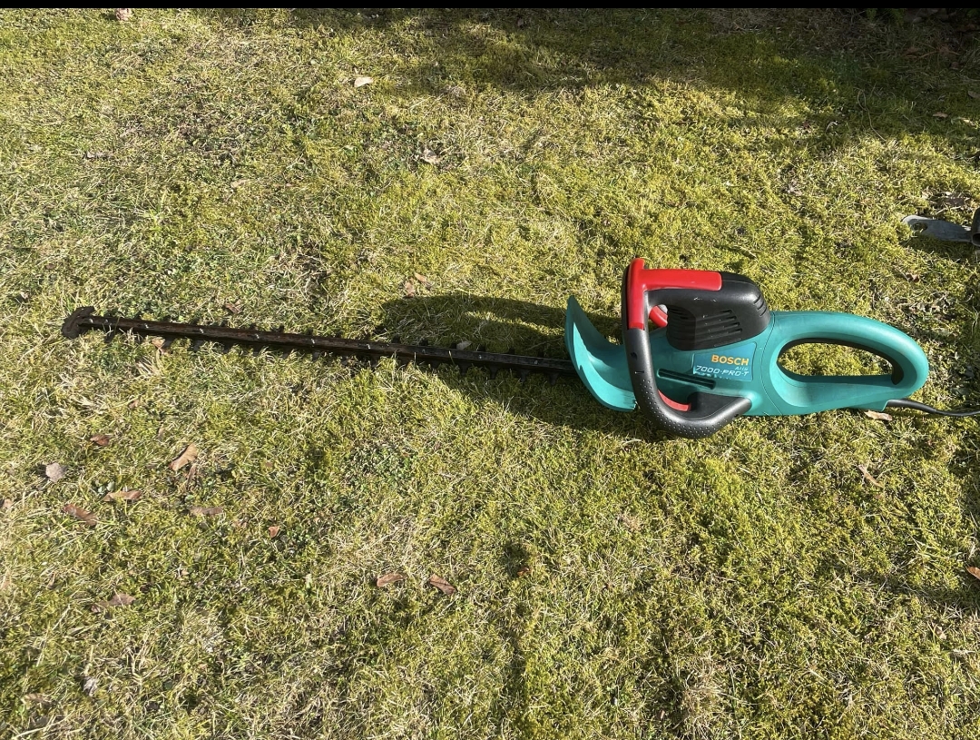 Häcksax bosch 700 watt ahs 7000