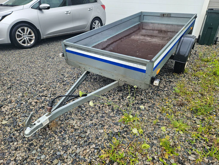 Släpvagn - thule 750kg - långt lastutrymme