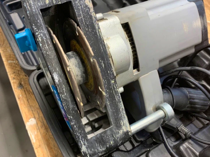 Spårsåg med dubbel klinga