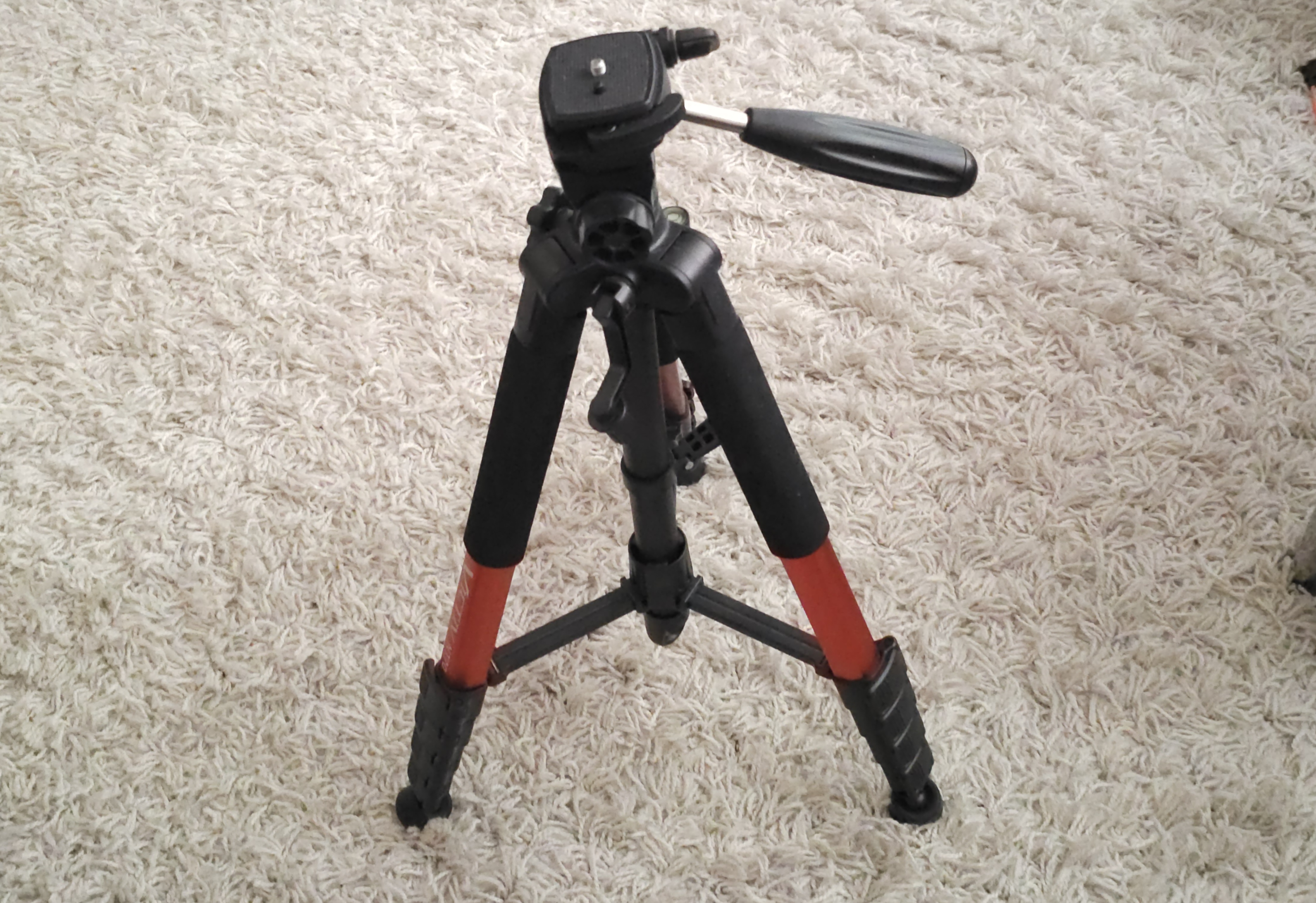 Lightweight tripod for small cameras, dslr or smartphones.