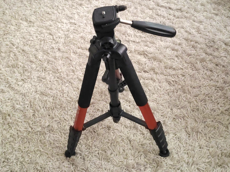 Lightweight tripod for small cameras, dslr or smartphones.