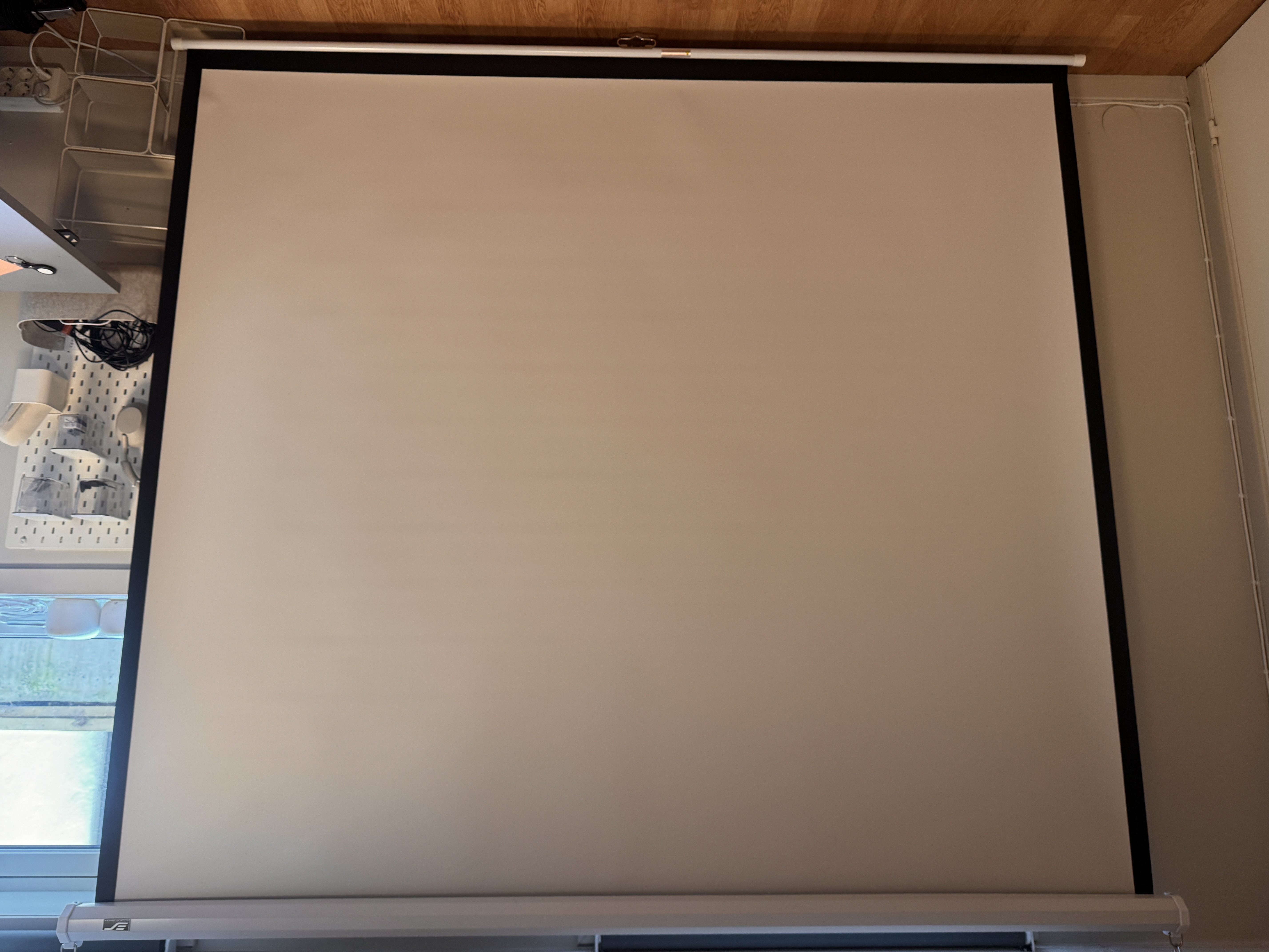 Elite screens 113” tak-/vegghengt projektorlerret