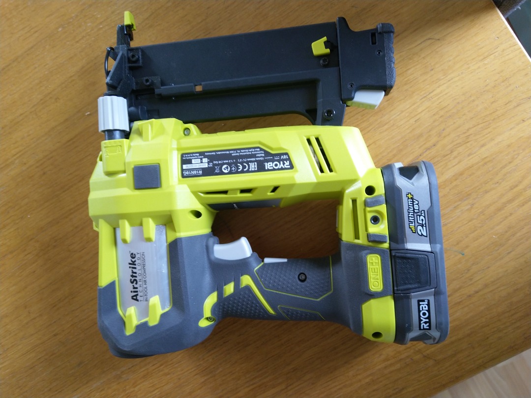 Spiker-/dykkertpistol med batteri og spiker