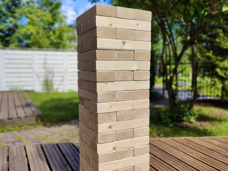 Jättikokoinen huojuva torni