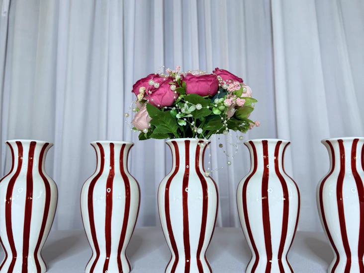 Vacker randig vas – perfekt till fest, jul & bröllop.