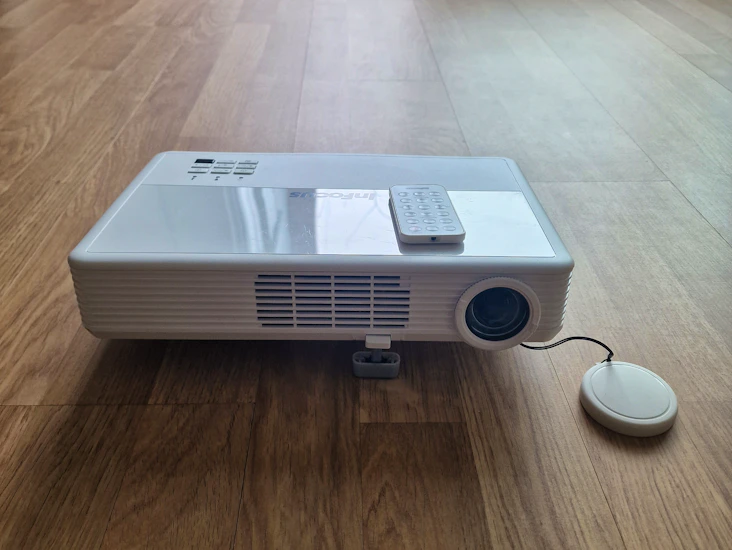 Lett portabel lyssterk infocus projektor med hele 1 milliard farger- leies m/u portabelt lerret