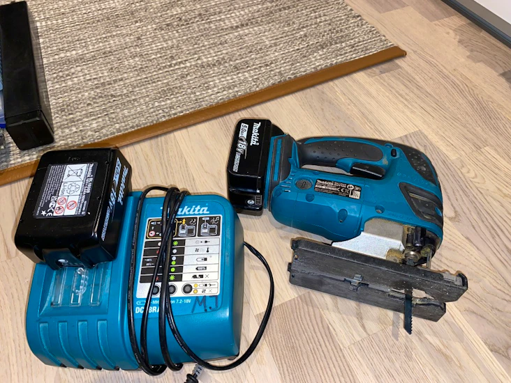 Makita sticksåg 2 batterier + laddare