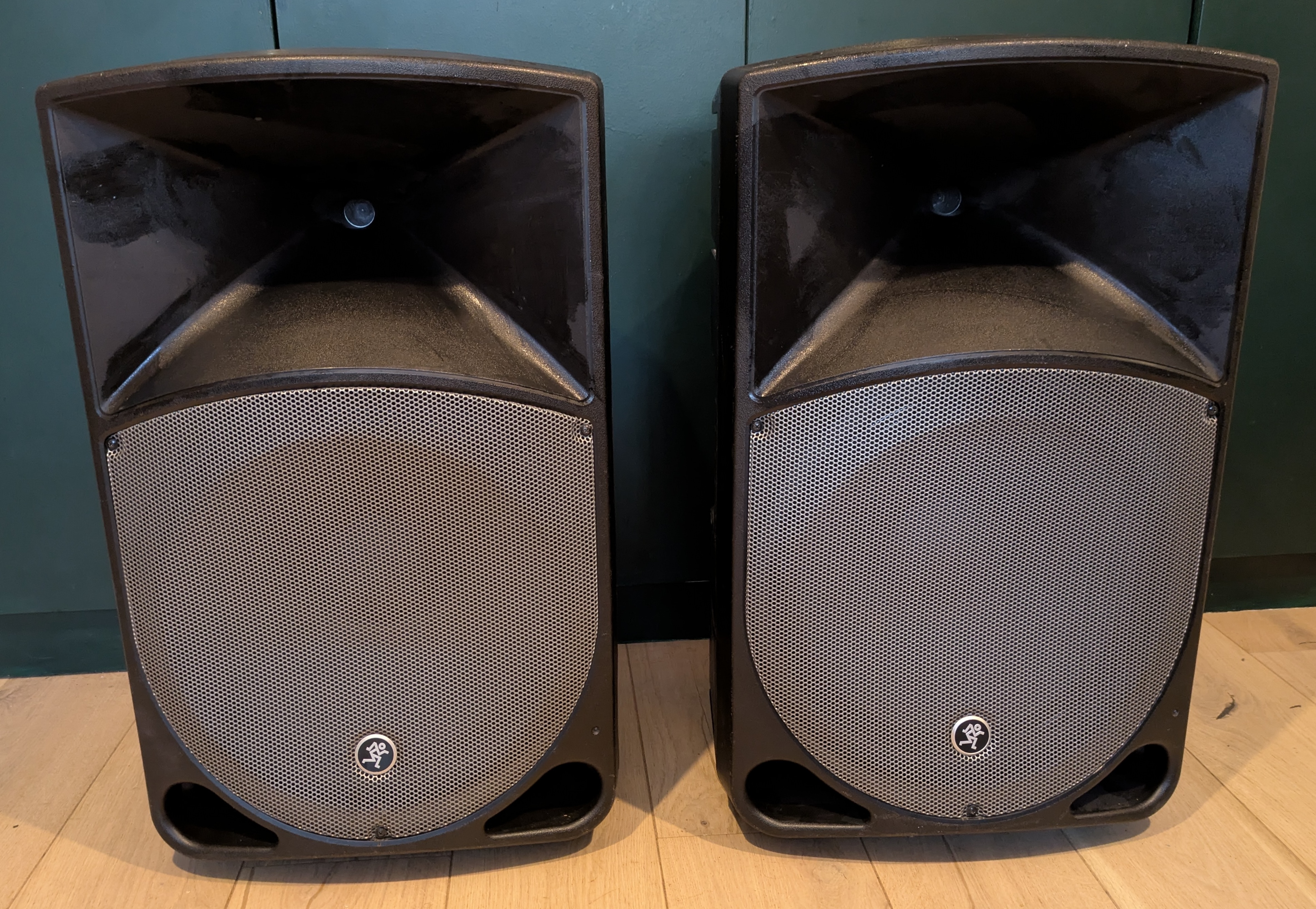Pa party set - 2 x thump th-15a (300w pa speakers) +  pro fx8 live mixer + shure