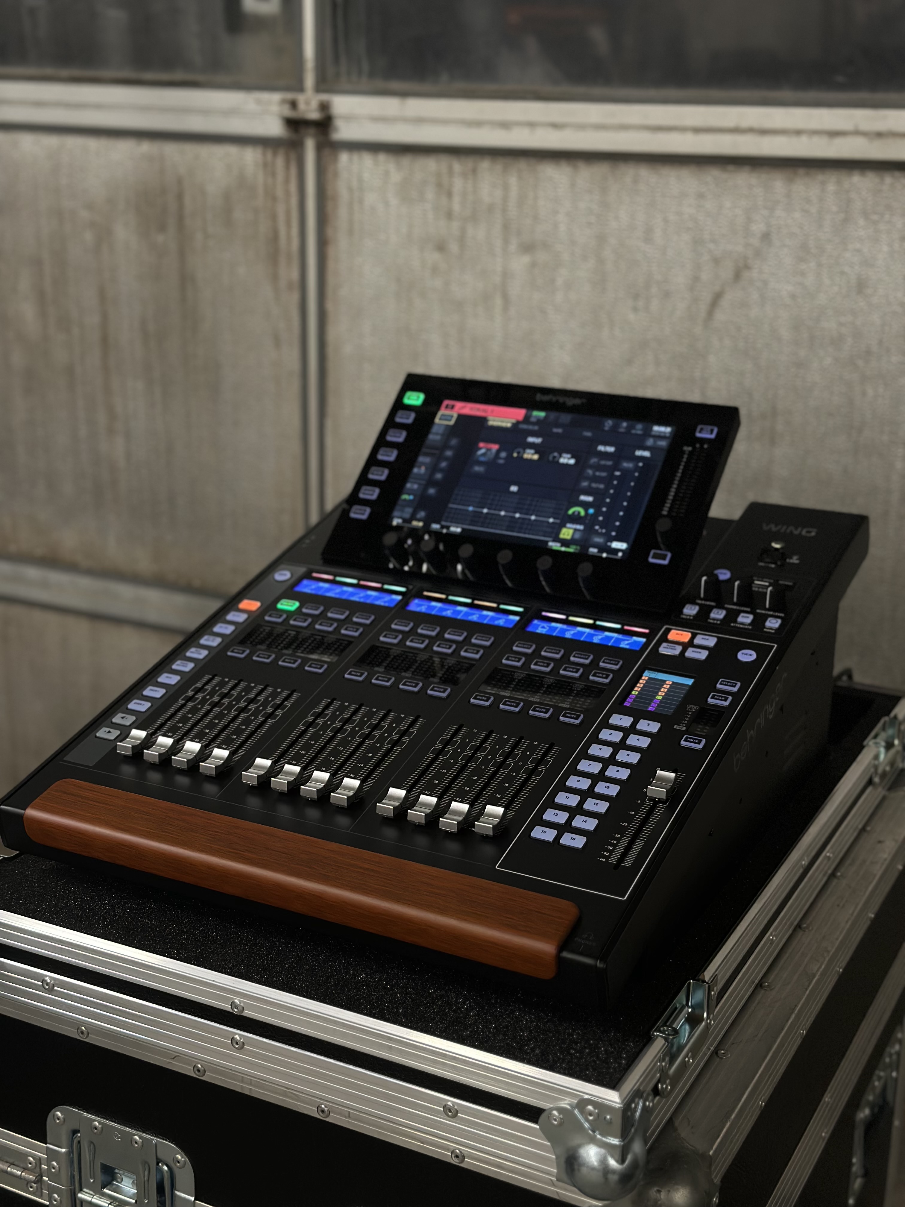 Behringer wing compact