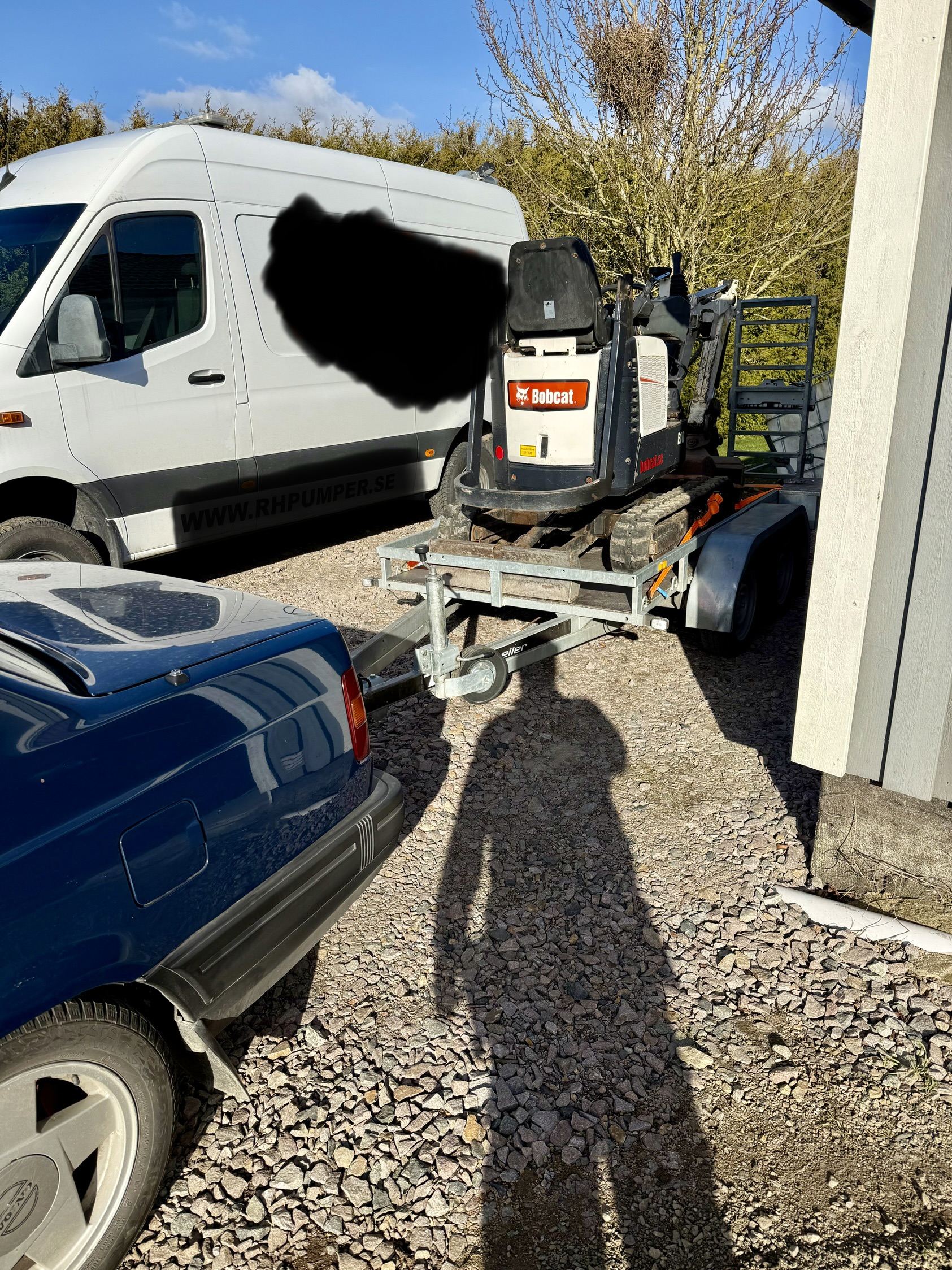 Bobcat e10 - med tre skopor. gripklo som tillval. maskinsläp.