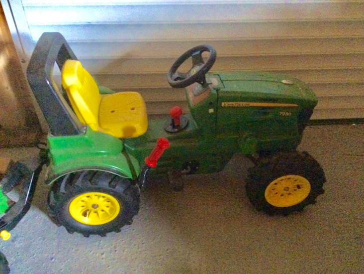 Tråtraktor med henger og skuffe