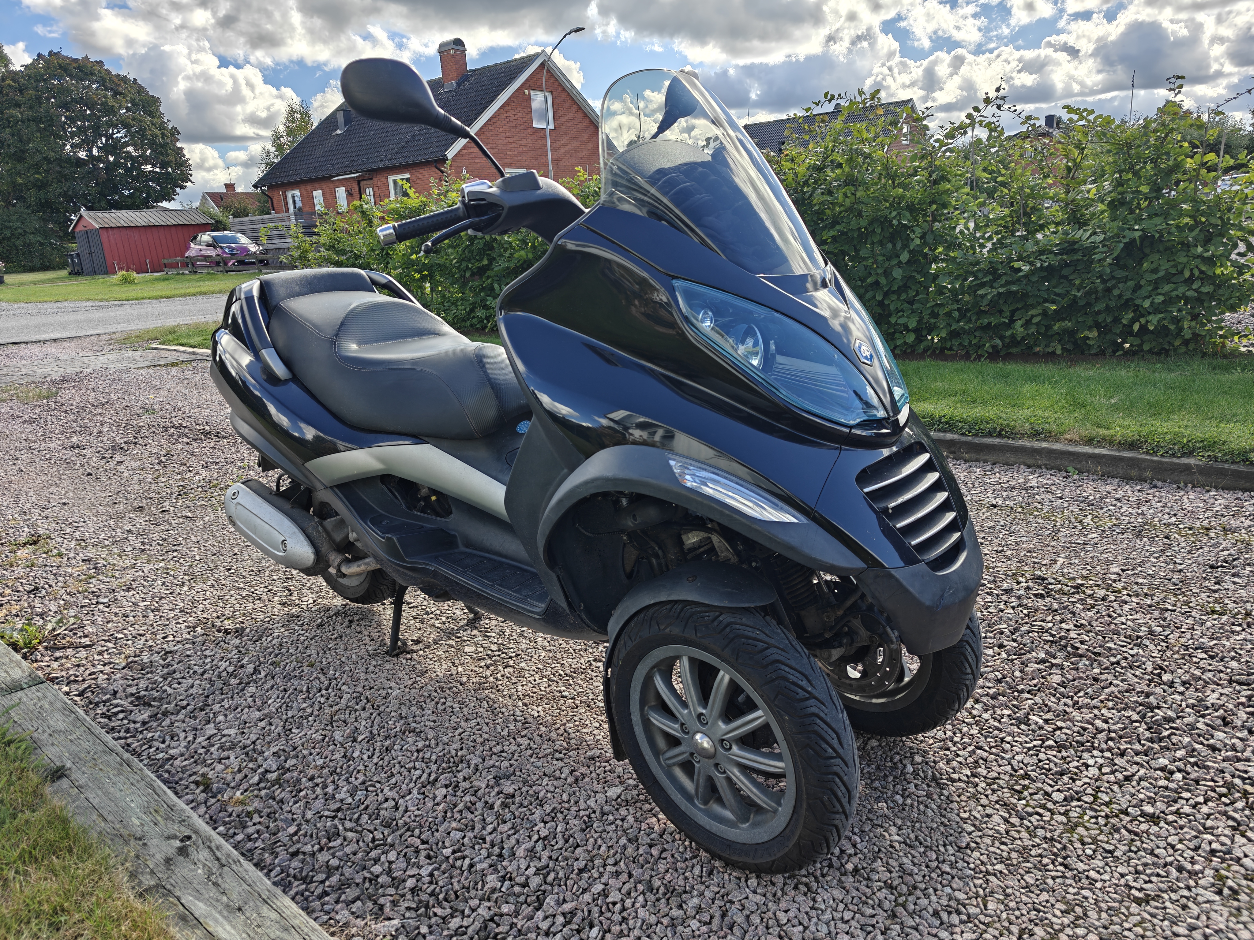 Piaggio mp3 (trehjulig scooter körs på b-körkort)