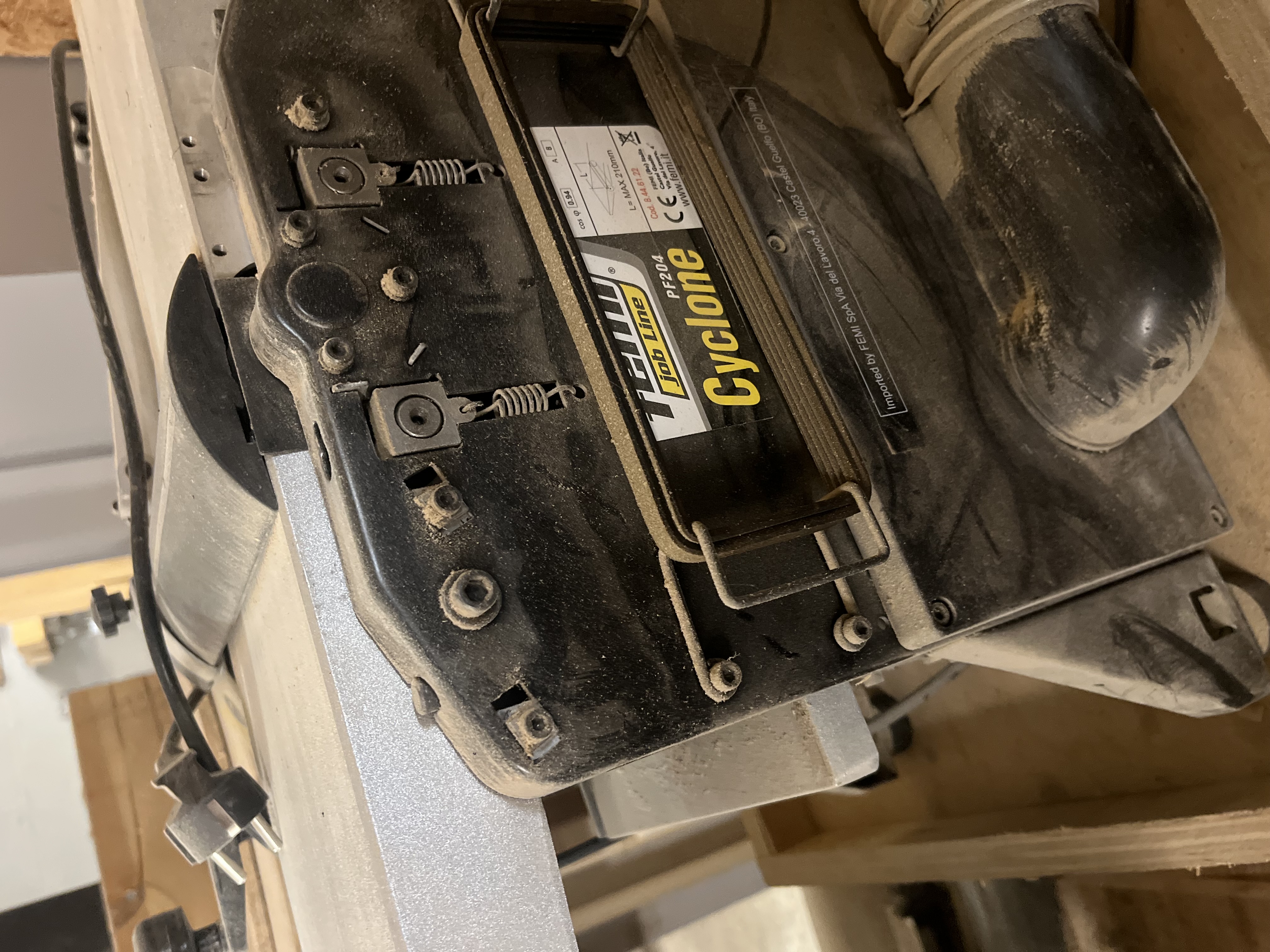 Tasohöylä pöydällä