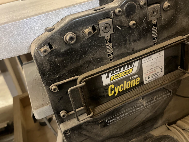 Tasohöylä pöydällä