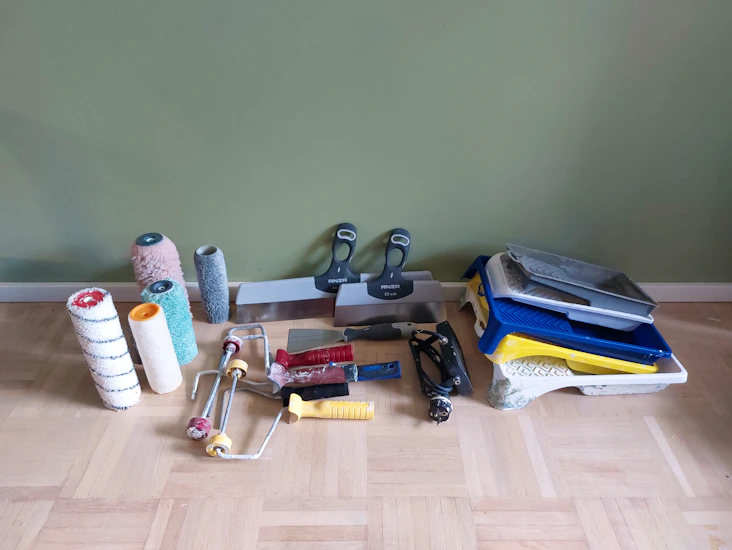 Maalaussetti / maalaustarvikkeita / tarvukkeita seinäntasoitukseen
