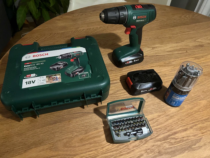 Bosch easy drill 18v skruvdragare med bits och borr