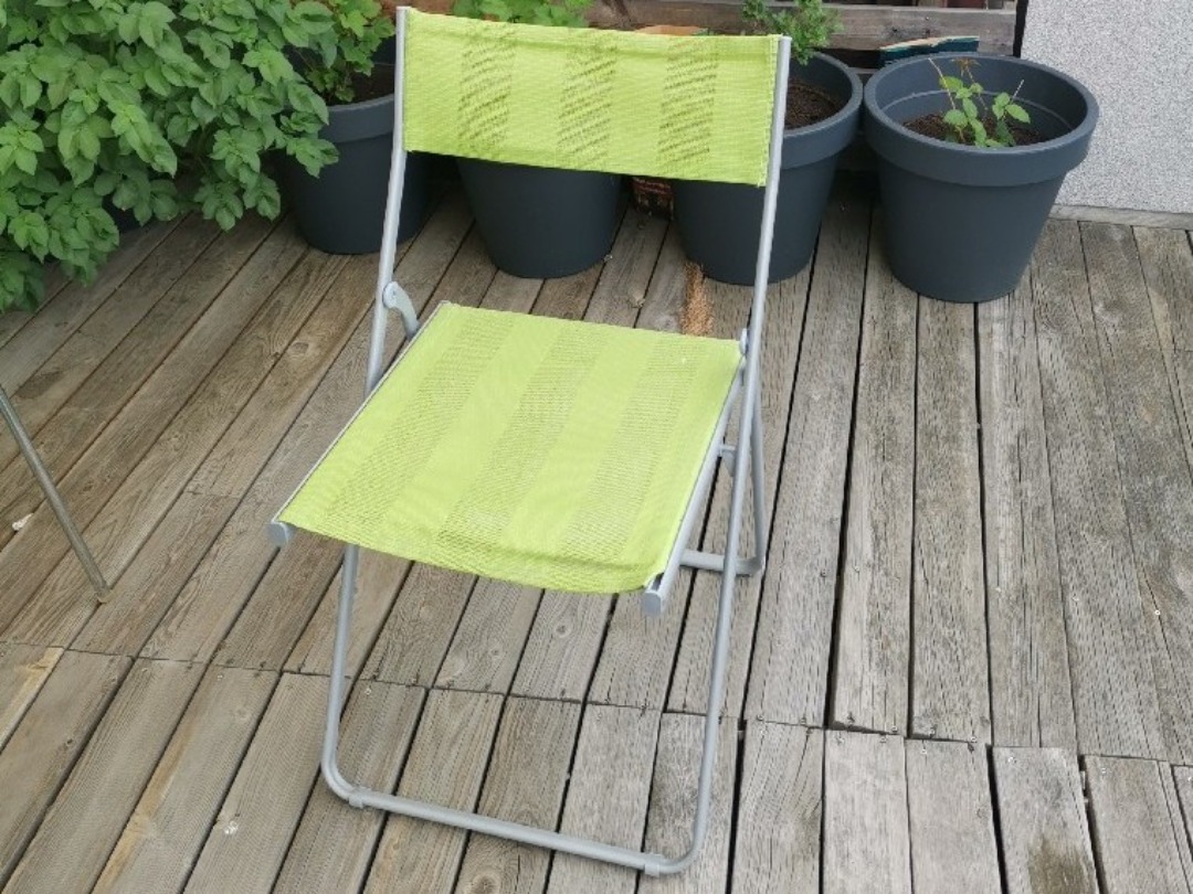 Gröna klappstolar i tyg