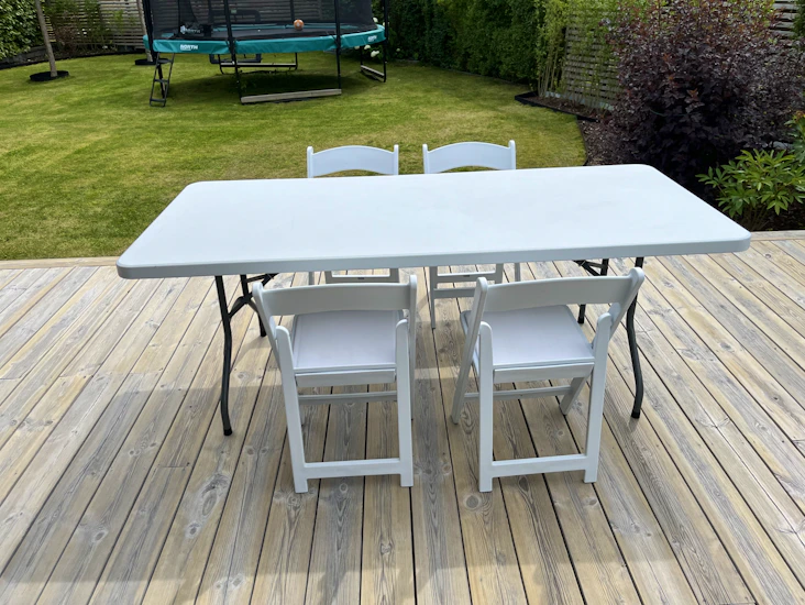 Vitt extrabord med 4 st stoppade stolar