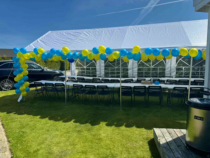 Partytält inklusive bord och stolar🎉🎈🍾